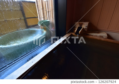 溫泉、旅館、浴池、檜木、露天浴池、浴缸、熱水、噴水口、果林 126207924