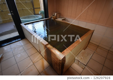 溫泉、旅館、浴池、檜木、露天浴池、浴缸、熱水、噴水口、果林 126207928