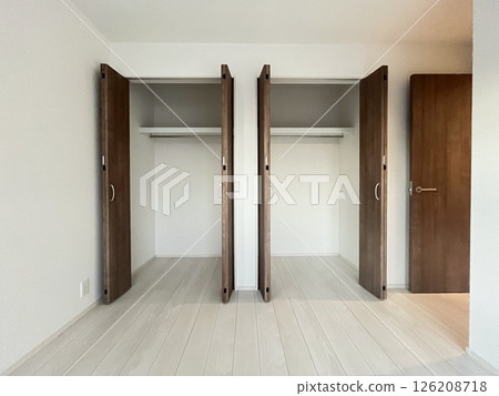 兩個壁櫥 126208718