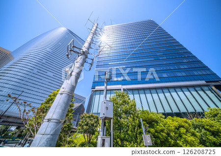 日本東京城市景觀。城市防災。住友不動產濱離宮大廈附近的AM接收攪拌機等的視圖。 126208725
