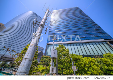 日本東京城市景觀。城市防災。住友不動產濱離宮大廈附近的AM接收攪拌機等的視圖。 126208726