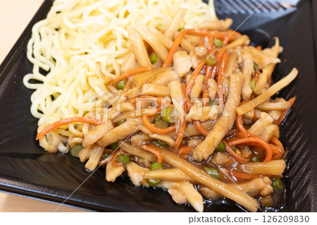 美味的肉絲炒麵午餐盒 美味的肉絲炒麵午餐盒 126209830
