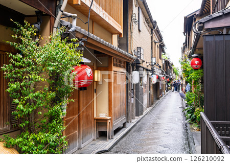 Pontocho, the ancient capital's entertainment district, Kyoto Prefecture Pontocho, the ancient capital's entertainment district, Kyoto Prefecture 126210092