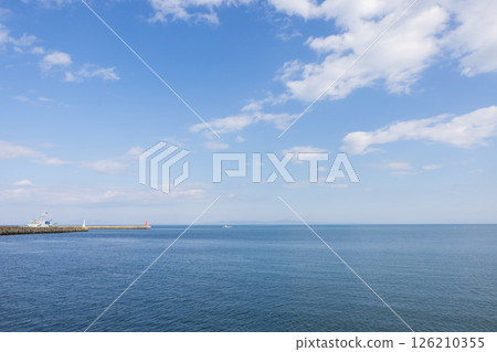 從知床半島的羅臼望去的根室海峽和國後島 126210355