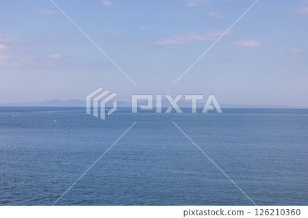 從知床半島的羅臼望去的根室海峽和國後島 從知床半島的羅臼望去的根室海峽和國後島 126210360
