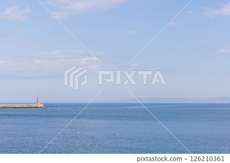 從知床半島的羅臼望去的根室海峽和國後島 從知床半島的羅臼望去的根室海峽和國後島 126210361