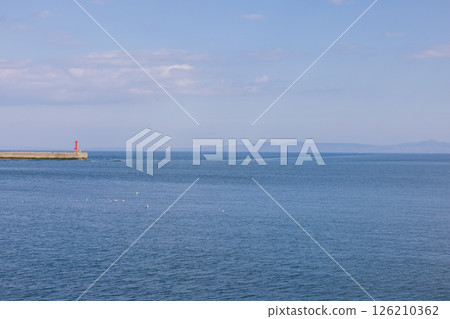 從知床半島的羅臼望去的根室海峽和國後島 從知床半島的羅臼望去的根室海峽和國後島 126210362