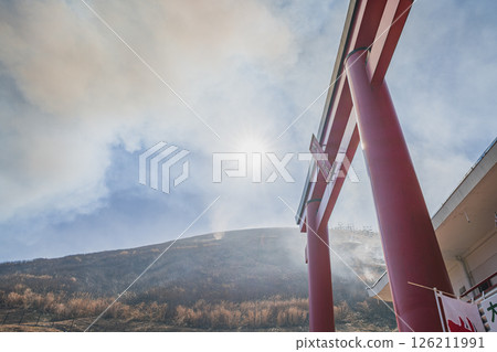 The mountain burning of Mt. Omuroyama, set against the blue sky of Ito City (Shizuoka Prefecture) The mountain burning of Mt. Omuroyama, set against the blue sky of Ito City (Shizuoka Prefecture) 126211991
