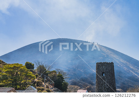 大室山的火焰與伊東市(靜岡縣)的藍天形成鮮明對比 大室山的火焰與伊東市(靜岡縣)的藍天形成鮮明對比 126212276