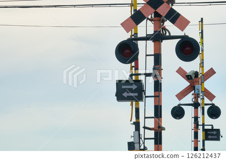 鐵路道口閘門、指示火車方向的箭頭和圓形紅色警示燈 126212437