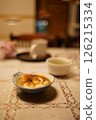 點心時間，黃豆粉餅（在餐桌上） 126215334