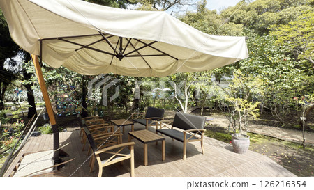 帶有木質甲板和帳篷的咖啡廳露台 帶有木質甲板和帳篷的咖啡廳露台 126216354