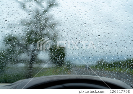 [Rainy season material] Water droplets on a car windshield [Nagano Prefecture] 126217798