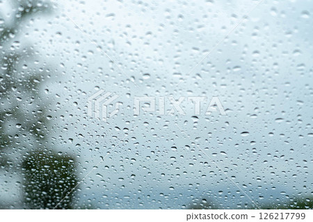 [Rainy season material] Water droplets on a car windshield [Nagano Prefecture] 126217799