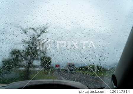[Rainy season material] Water droplets on a car windshield [Nagano Prefecture] 126217814