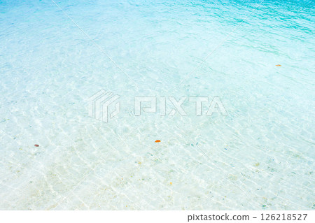 白色沙灘和美麗透明的海浪背景素材 126218527