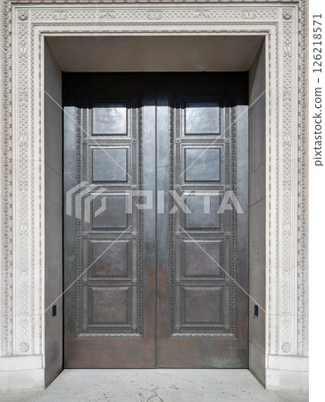 Old building entrance door details with Decorated carved on the exterior wall of the Freemasons' Hall. Old building entrance door details with Decorated carved on the exterior wall of the Freemasons' Hall. 126218571
