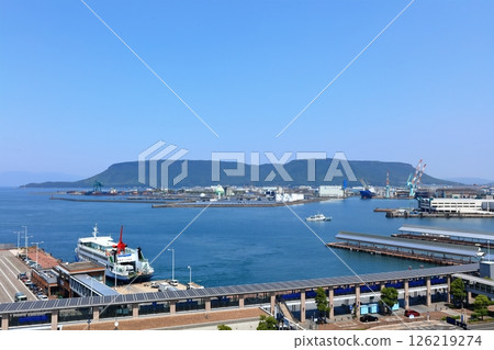 [Kagawa Prefecture] Takamatsu Port and the islands of the Seto Inland Sea seen from the Takamatsu Symbol Tower Observatory (Sunport Takamatsu) 126219274