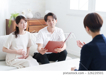 Planner and pregnant couple 126220501