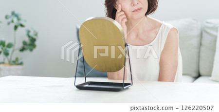 Senior women worried about beauty 126220507