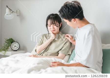 丈夫在床上擔心牙痛的妻子 126220839