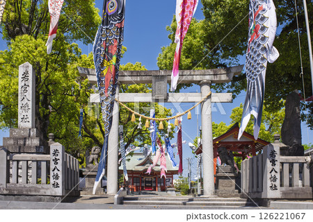鯉魚旗和新綠的樹木在藍天中游動 鯉魚旗和新綠的樹木在藍天中游動 126221067