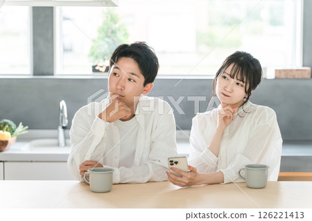 夫妻在客廳/餐廳憂慮思考（憂慮、回憶、想像、未來、考慮、規劃） 126221413
