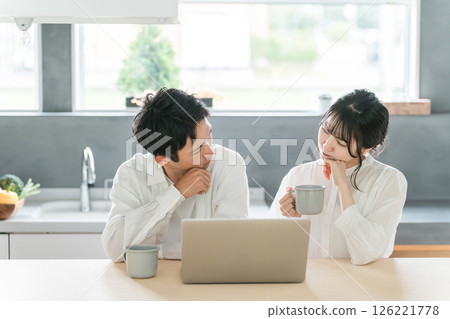 Couples having a family meeting while looking at a computer (investment, savings, asset management, investment trusts) 126221778