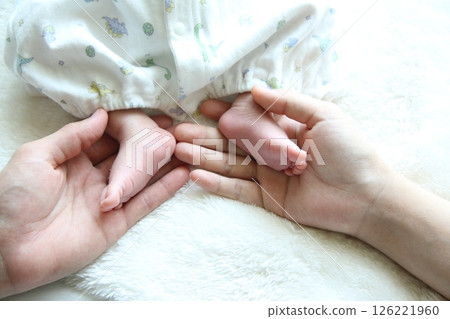 新生兒的小腳和爸爸媽媽的手 新生兒的小腳和爸爸媽媽的手 126221960