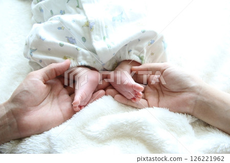 新生兒的小腳和爸爸媽媽的手 新生兒的小腳和爸爸媽媽的手 126221962