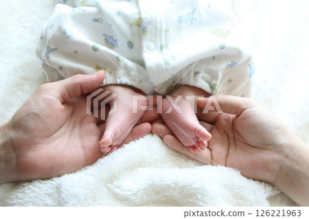 新生兒的小腳和爸爸媽媽的手 126221963