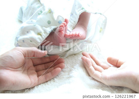 新生兒的小腳和爸爸媽媽的手 新生兒的小腳和爸爸媽媽的手 126221967