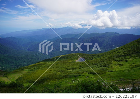 北阿爾卑斯山的夏天：山與池塘 126223197