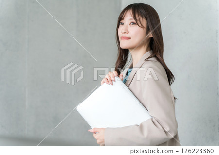 有筆記型電腦的年輕亞洲女性（女商人、辦公室休閒裝） 126223360