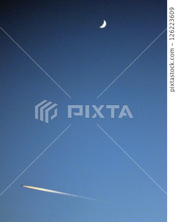 In the cold season, the thin moon and the plane trails are clearly visible (2012.11.18) The moon at 4.2 days old and an aircraft In the cold season, the thin moon and the plane trails are clearly visible (2012.11.18) The moon at 4.2 days old and an aircraft 126223609