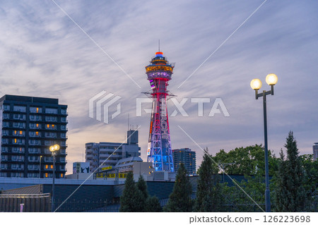 從天王寺公園的連結通道望去，通天閣燈光璀璨 126223698