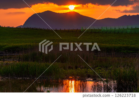 Sunset sinking into the Soni mountain range. Continuous photos with the same framing. HDR. Shooting location: Soni Plateau① Sunset sinking into the Soni mountain range. Continuous photos with the same framing. HDR. Shooting location: Soni Plateau① 126223718