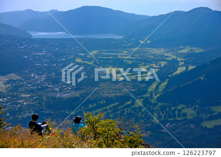 登山者從神奈川縣箱根町關東地區箱根的金時山山頂欣賞蘆之湖和仙石原的壯麗景色(2) 登山者從神奈川縣箱根町關東地區箱根的金時山山頂欣賞蘆之湖和仙石原的壯麗景色(2) 126223797