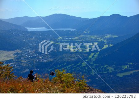 登山者從神奈川縣箱根町關東地區箱根的金時山山頂欣賞蘆之湖和仙石原的壯麗景色（3） 126223798
