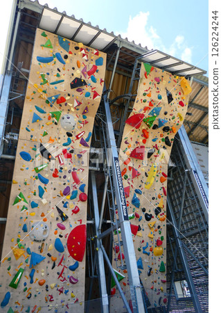 岩手縣盛岡市體育公園內設立的運動攀岩牆，人們在這裡比賽看誰能爬得最高。 126224244