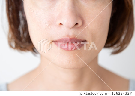 中年女性護膚形象 中年女性護膚形象 126224327