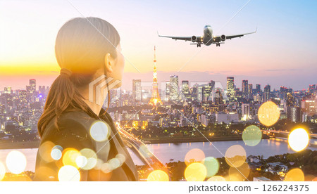 盯著飛機的女人 126224375