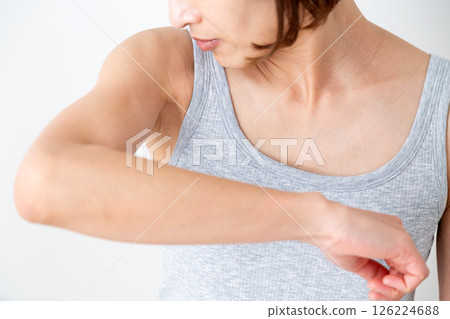 中年婦女檢視自己的體味 126224688