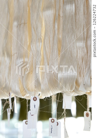 從絲綢布料上懸掛絲綢 126224732