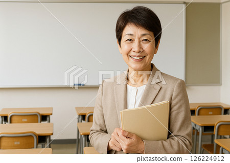 資深日文女教師的笑容！五、六十歲或七十多歲的中年女教師 126224912
