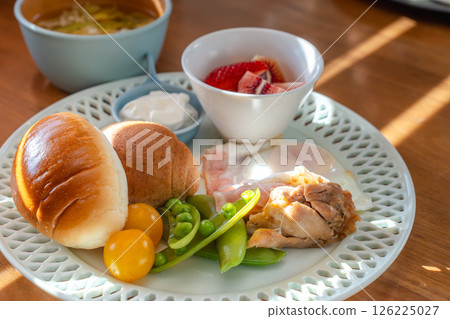 清晨陽光灑滿西式早餐盤 126225027