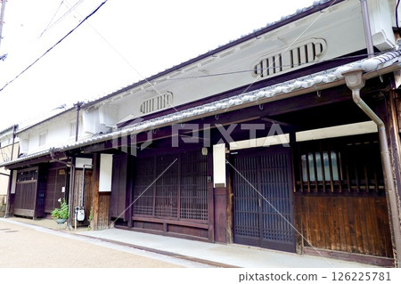 Hirakata-juku: A view of the row of houses near the Kagiya Museum, recalling the history of the road. Tsutsumi-cho, Hirakata City, Osaka Prefecture. Hirakata-juku: A view of the row of houses near the Kagiya Museum, recalling the history of the road. Tsutsumi-cho, Hirakata City, Osaka Prefecture. 126225781
