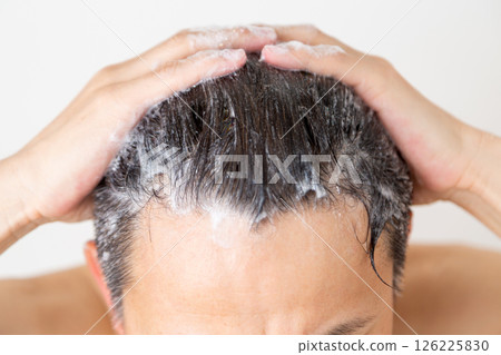 Middle-aged man shampooing 126225830