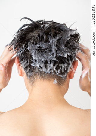 Middle-aged man shampooing 126225833