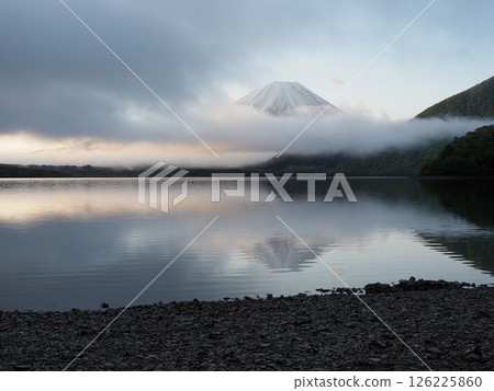 清晨從本棲湖眺望富士山 126225860